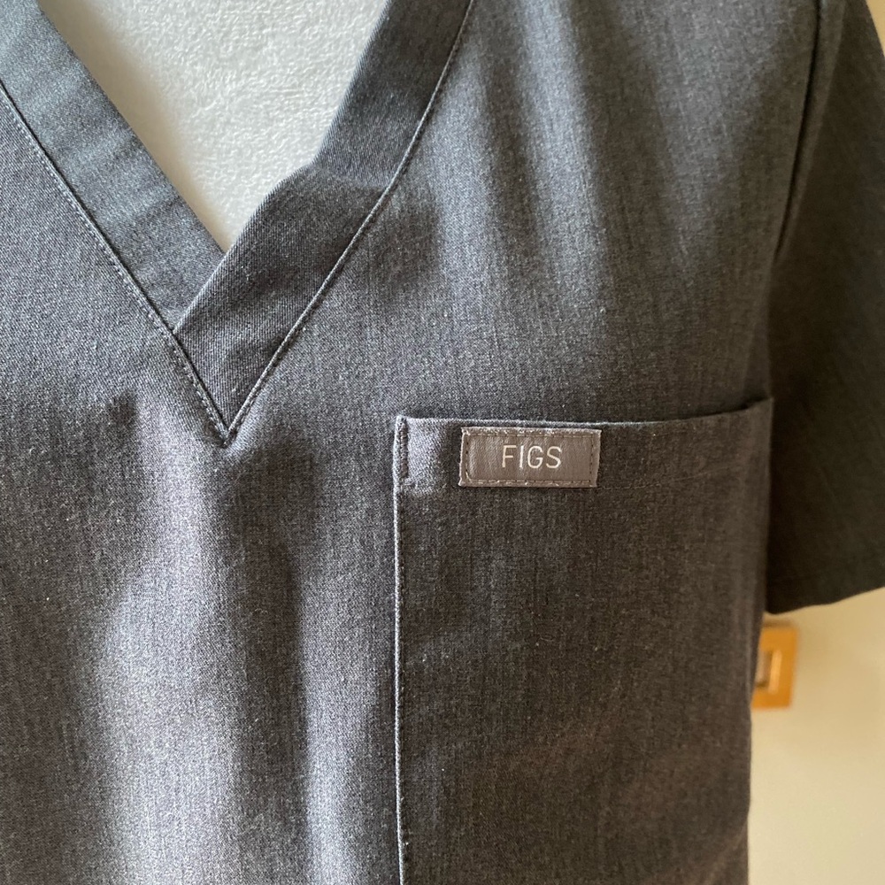 FIGS Catarina One-Pocket Scrub Top™ small - Gray Graphite - Picture 9 of 14